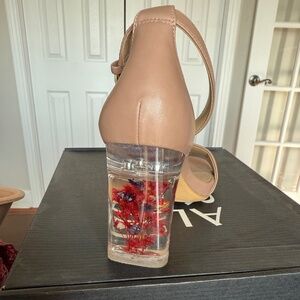 Gorgeous Naturalizer Chunky Heel w/dried flowers in heel, Ankle Strap, size 6 w